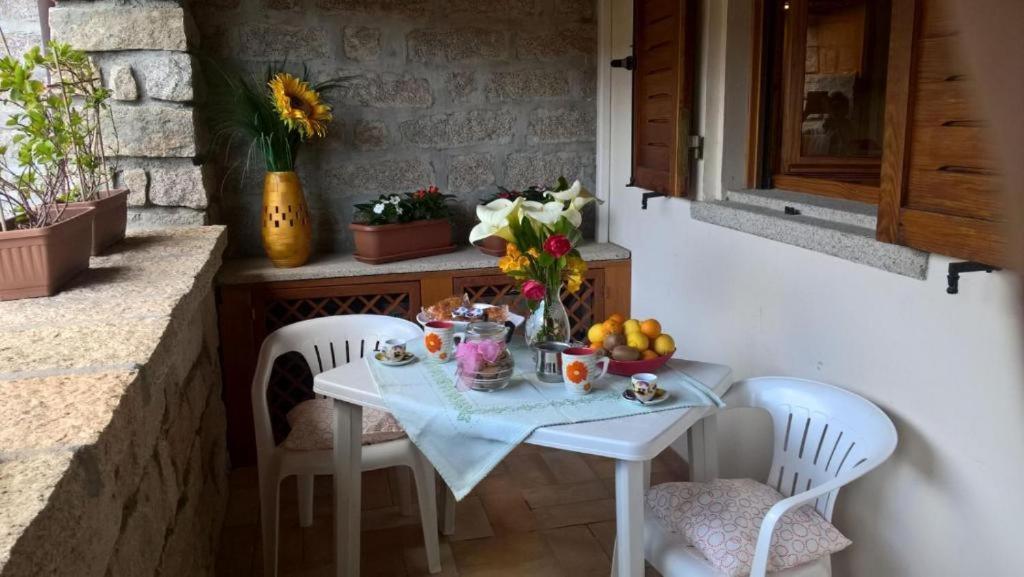 Casa Nel Borgo Di San Pantaleo Villa Bagian luar foto